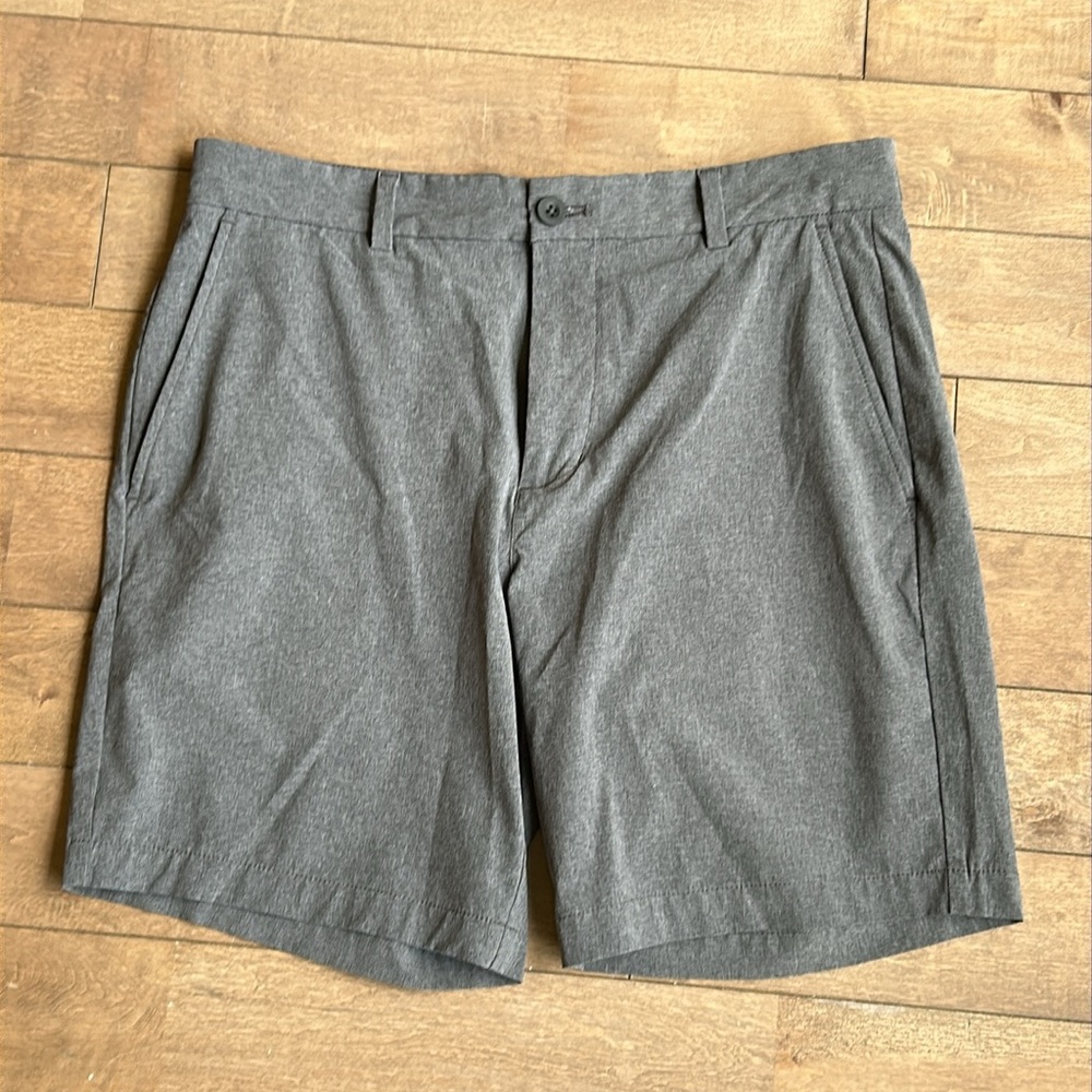 Vineyard vines dark grey shorts